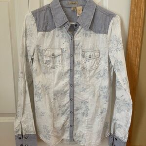 BKE Women’s Blue Floral Button-Up Shirt, size small